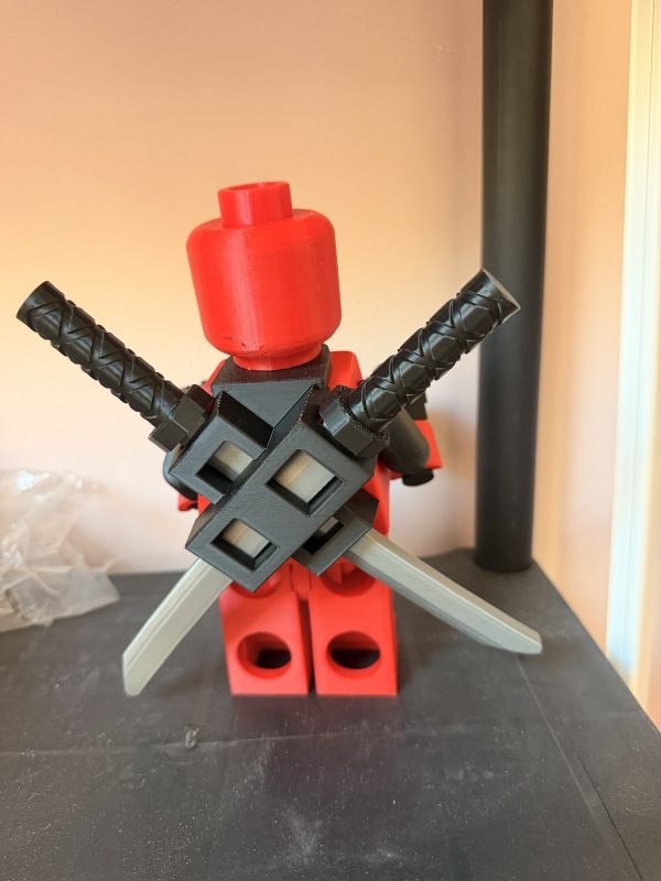 img_7307-2 Brickman - Deadpool avec katana et armes